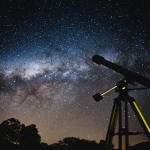 venez découvrir les merveilles du ciel lors de notre soirée astronomie sur l'aubrac ! profitez d'une nuit sous les étoiles avec des experts passionnés, des observations à la lunette et des explications fascinantes sur les constellations et les phénomènes célestes. une expérience inoubliable dans un cadre naturel exceptionnel.