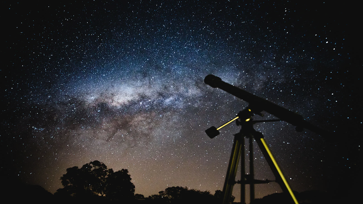 venez découvrir les merveilles du ciel lors de notre soirée astronomie sur l'aubrac ! profitez d'une nuit sous les étoiles avec des experts passionnés, des observations à la lunette et des explications fascinantes sur les constellations et les phénomènes célestes. une expérience inoubliable dans un cadre naturel exceptionnel.