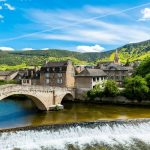 découvrez la lozère à travers ses richesses culturelles avec une cathédrale majestueuse, un musée fascinant, ainsi qu'un appel à animations festives. participez également à un tournoi de futsal pour une expérience sportive inoubliable!