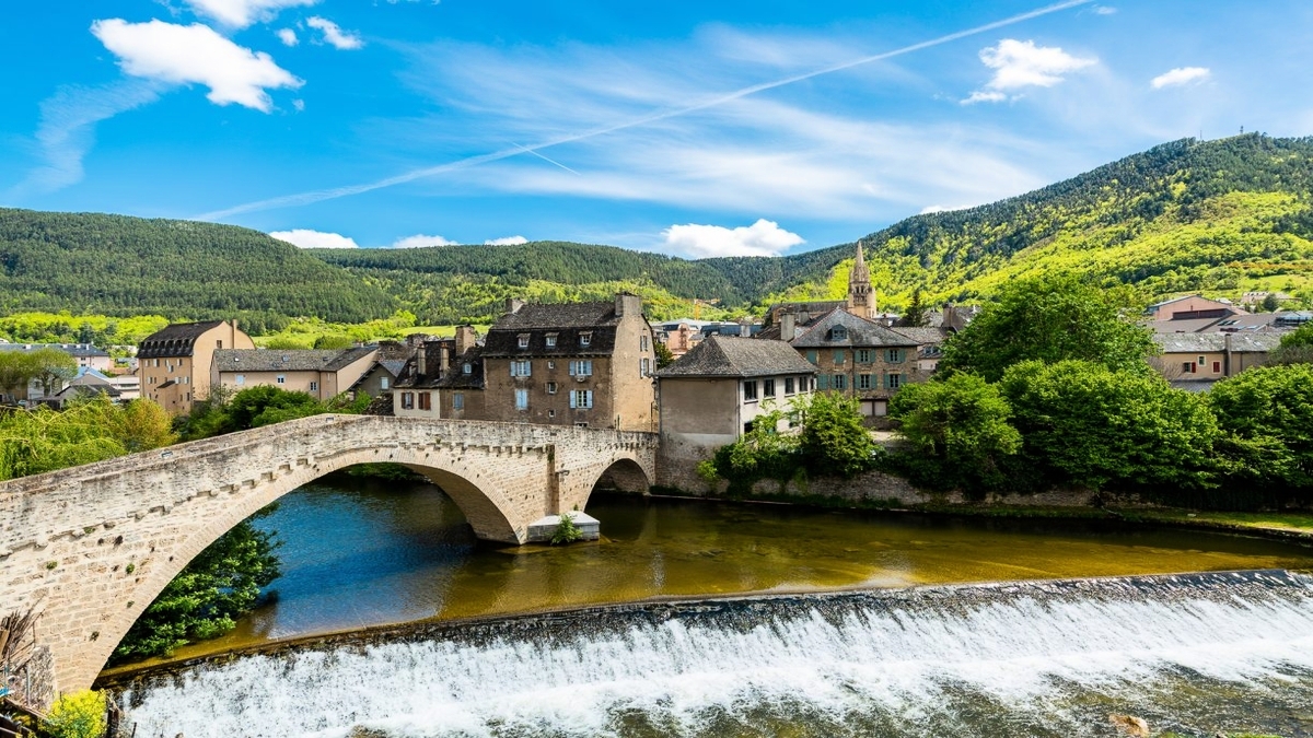 découvrez la lozère à travers ses richesses culturelles avec une cathédrale majestueuse, un musée fascinant, ainsi qu'un appel à animations festives. participez également à un tournoi de futsal pour une expérience sportive inoubliable!
