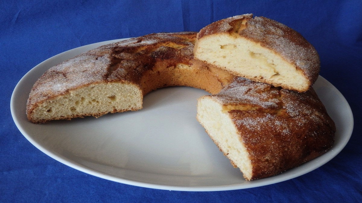 découvrez la fouace aveyronnaise, une spécialité gastronomique délicieuse d'aveyron, alliant tradition et saveurs. cette brioche moelleuse, souvent parfumée à la fleur d'oranger, est idéale pour accompagner vos moments de convivialité.