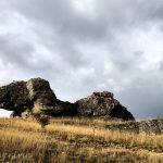 découvrez l'immersion unique au cœur du causse méjean, un paysage sauvage et préservé. explorez ses paysages spectaculaires, sa faune et sa flore riches, et vivez des expériences authentiques qui éveilleront vos sens. parfait pour les amoureux de la nature et les aventuriers en quête de tranquillité.