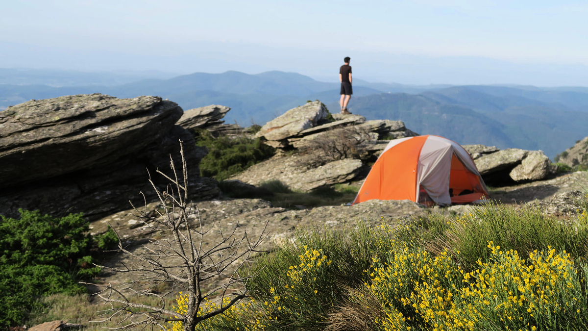 un randonneur trouve un corps mystérieux dans les paysages sauvages de l'hérault, déclenchant une enquête qui révèle des secrets enfouis et une histoire tragique. découvrez les détails de cette découverte troublante qui a choqué la région.