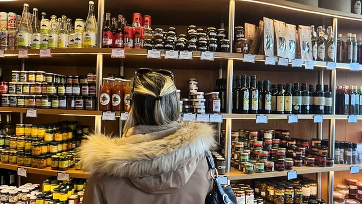 découvrez la délicieuse tartiflette, un plat savoureux d'origine savoyarde à base de pommes de terre, de fromage reblochon fondant et de lardons. idéal pour régaler vos convives lors des froides soirées d'hiver.