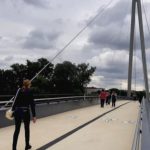 découvrez la nouvelle passerelle à albi, un chef-d'œuvre d'architecture alliant modernité et fonctionnalité. promenez-vous le long de cet ouvrage emblématique qui relie les rives de la tarn et offre des vues imprenables sur la ville, tout en renforçant l'accessibilité et la mobilité des piétons et cyclistes.