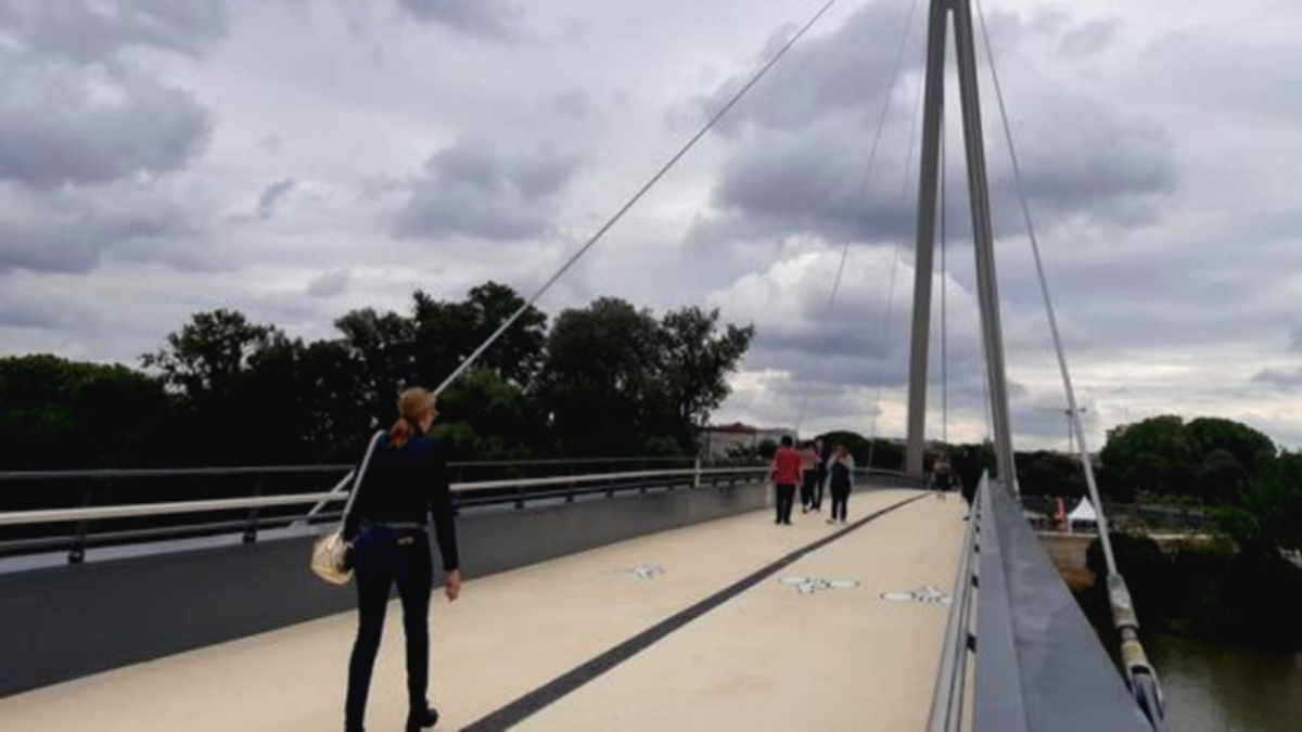 découvrez la nouvelle passerelle à albi, un chef-d'œuvre d'architecture alliant modernité et fonctionnalité. promenez-vous le long de cet ouvrage emblématique qui relie les rives de la tarn et offre des vues imprenables sur la ville, tout en renforçant l'accessibilité et la mobilité des piétons et cyclistes.