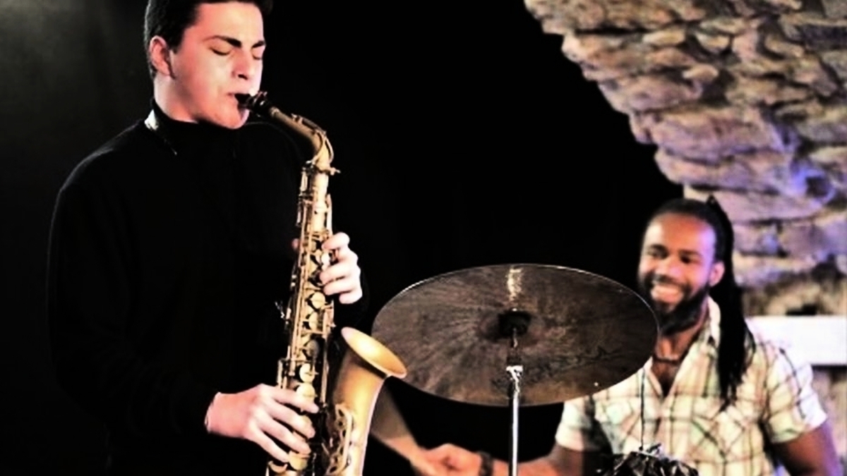 découvrez les jeunes talents du jazz dans le tarn. plongez dans l'univers musical vivant et inspirant de ces artistes prometteurs, qui mêlent tradition et modernité pour faire vibrer les scènes locales.