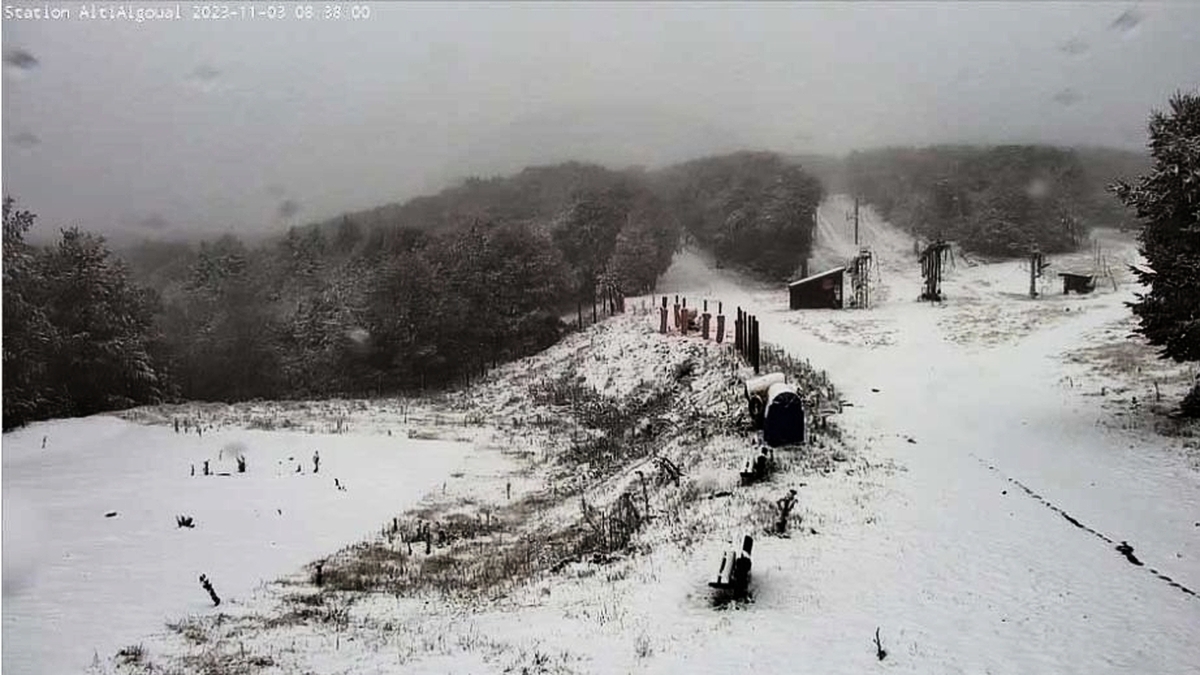 découvrez les conditions de circulation compliquées dans l'aveyron, notamment en raison de l'accumulation de neige au-dessus de 1000 m sur l'aubrac. restez informé pour voyager en toute sécurité !
