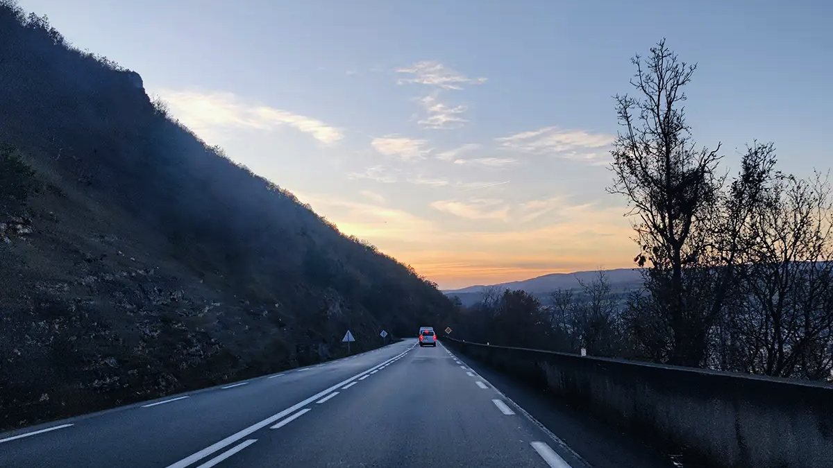 découvrez les conditions de verglas dans l'aveyron : conseils de sécurité, impacts sur la circulation et astuces pour se déplacer en toute sécurité dans cette région magnifique durant l'hiver.