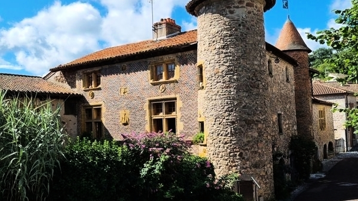 découvrez le village joyau de lozère, une destination pittoresque qui allie charme authentique, paysages époustouflants et patrimoine historique. plongez dans un cadre naturel préservé, idéal pour des balades en pleine nature et des moments de tranquillité.