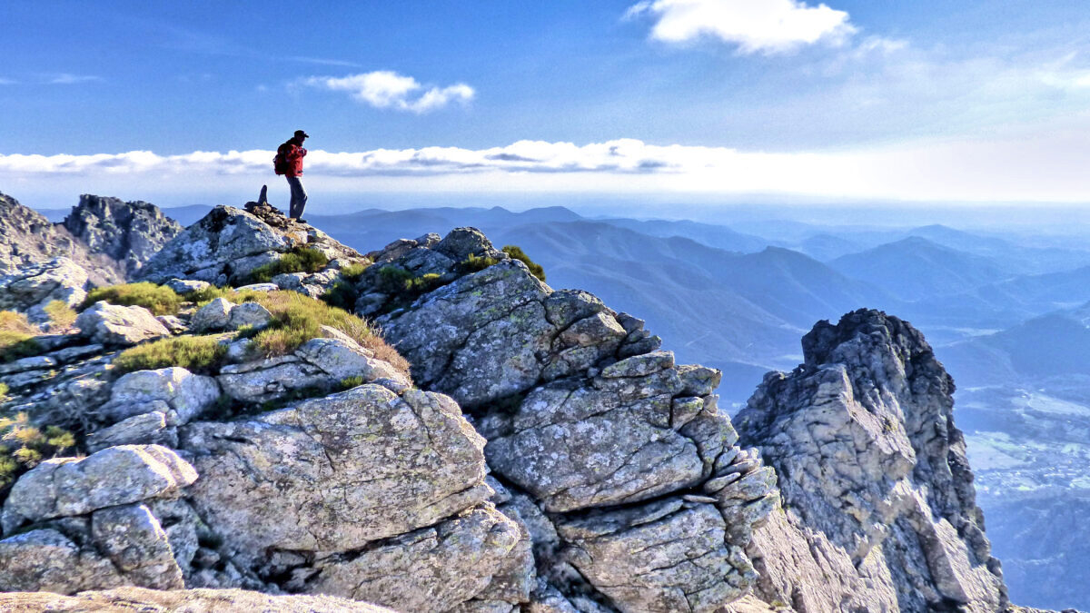 découvrez les villages pittoresques de l'hérault, où la randonnée vous plonge au cœur de paysages époustouflants. parfait pour les amoureux de la nature et de l'aventure, explorez des sentiers enchanteurs et vivez une expérience inoubliable dans cette région ensoleillée du sud de la france.