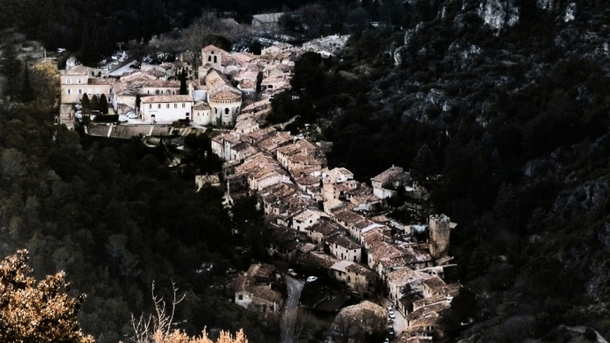 découvrez les sept villages médiévaux de l'hérault en hiver, où l'histoire, l'architecture et la magie de la saison se rencontrent. explorez des ruelles pittoresques, admirez des paysages enneigés et plongez dans le charme authentique de ces destinations intemporelles.