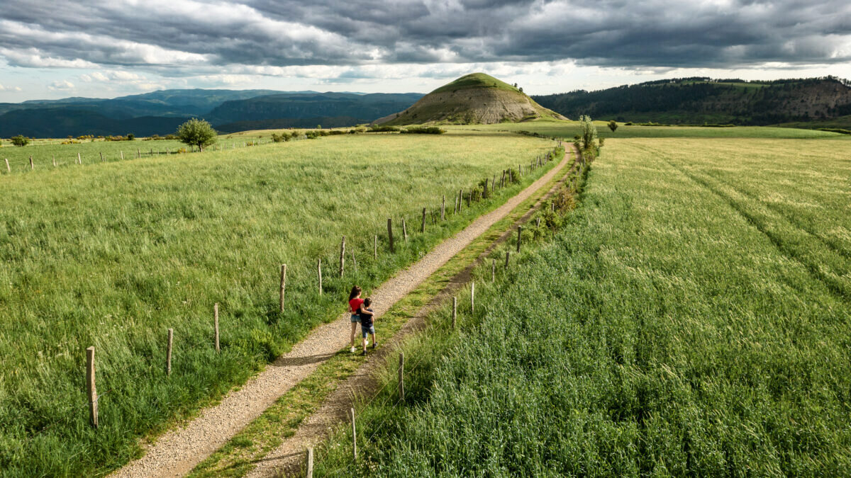 découvrez les trésors cachés de la lozère, une région authentique riche en paysages à couper le souffle, en patrimoine historique et en activités nature. partez à l'aventure dans ses gorges, ses plateaux et ses villages pittoresques pour une expérience inoubliable en pleine nature.