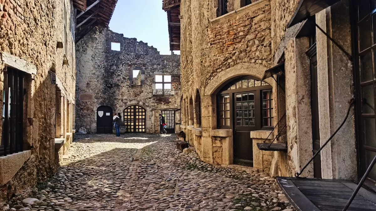 découvrez l'aveyron, un joyau caché de la france où la nature sauvage rencontre un riche patrimoine culturel. explorez ses paysages à couper le souffle, ses villages pittoresques et sa gastronomie authentique. parfait pour une escapade inoubliable loin des sentiers battus.