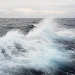 découvrez la beauté fascinante des nuages lenticulaires, des formations nuageuses spectaculaires qui ressemblent à des lentilles et se forment souvent au-dessus des montagnes. plongez dans un monde de phénomènes météorologiques étonnants et apprenez à reconnaître ces merveilles célestes.