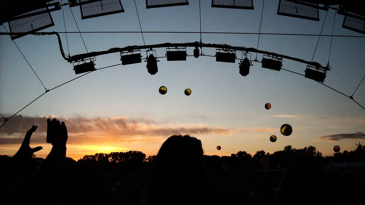découvrez les implications de l'interdiction des raves en aveyron, un sujet qui suscite débats et préoccupations. informez-vous sur les raisons de cette décision et son impact sur la culture underground et les événements festifs dans la région.
