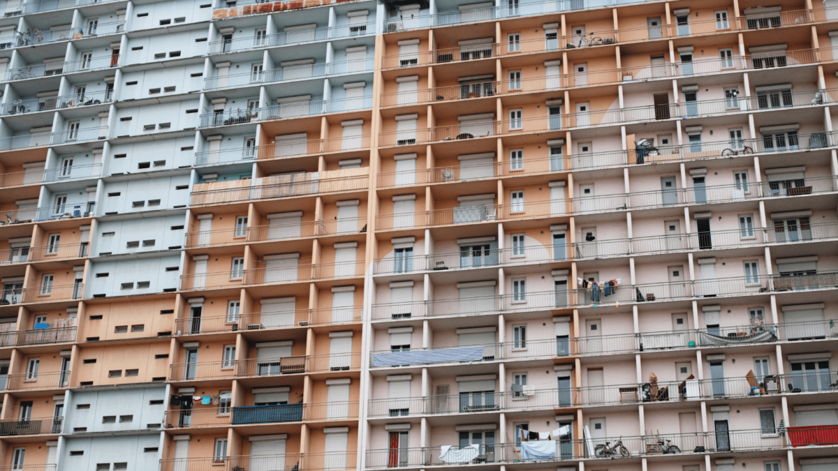 découvrez des solutions innovantes et durables pour la rénovation de logements inefficaces. améliorez votre confort et réduisez vos factures d'énergie grâce à des techniques modernes et respectueuses de l'environnement. transformez votre habitat en un espace éco-efficace et chaleureux.