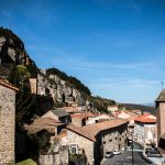 découvrez les villages suspendus de l'aveyron, des trésors cachés perchés sur des falaises majestueuses. plongez dans l'histoire et l'authenticité de ces lieux pittoresques, où tradition et paysages à couper le souffle se rencontrent.