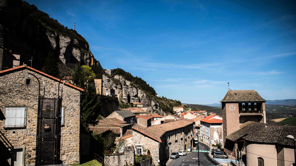 découvrez les villages suspendus de l'aveyron, des trésors cachés perchés sur des falaises majestueuses. plongez dans l'histoire et l'authenticité de ces lieux pittoresques, où tradition et paysages à couper le souffle se rencontrent.