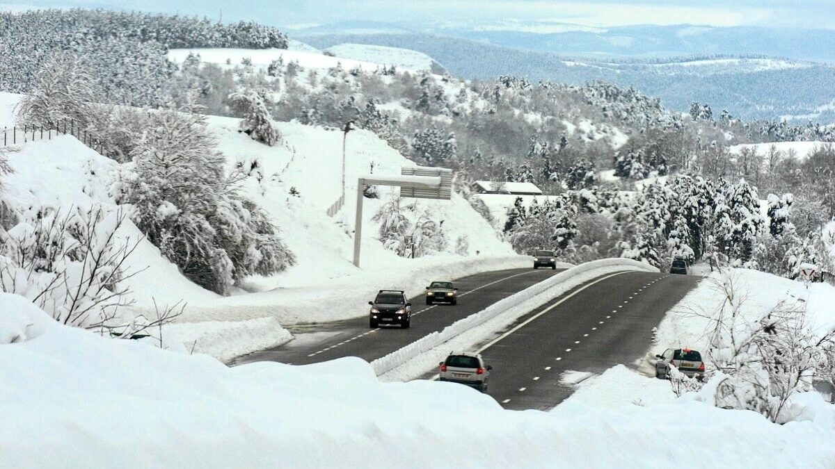 découvrez la magie de l'hiver en lozère, un territoire enchanteur où la neige recouvre de paysages majestueux. profitez d'activités outdoor, de randonnées en pleine nature, et savourez la gastronomie locale au coin du feu. un séjour inoubliable au cœur des montagnes et des forêts.
