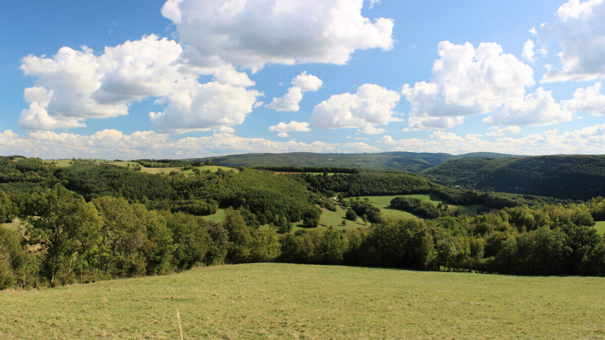 découvrez les prévisions météo pour l'aveyron : températures, conditions climatiques et alertes en temps réel pour planifier vos activités en toute sérénité.