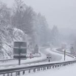 restez en sécurité pendant les conditions hivernales : vigilance accrue recommandée en cas de brouillard et de verglas. informez-vous sur les conseils de conduite et les mesures de précaution à prendre pour éviter les accidents. prendre soin de soi et des autres est essentiel.
