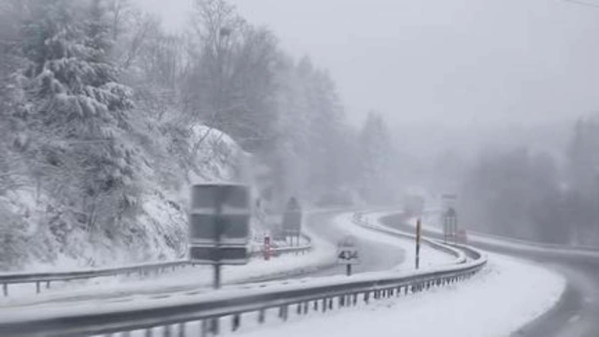 restez en sécurité pendant les conditions hivernales : vigilance accrue recommandée en cas de brouillard et de verglas. informez-vous sur les conseils de conduite et les mesures de précaution à prendre pour éviter les accidents. prendre soin de soi et des autres est essentiel.