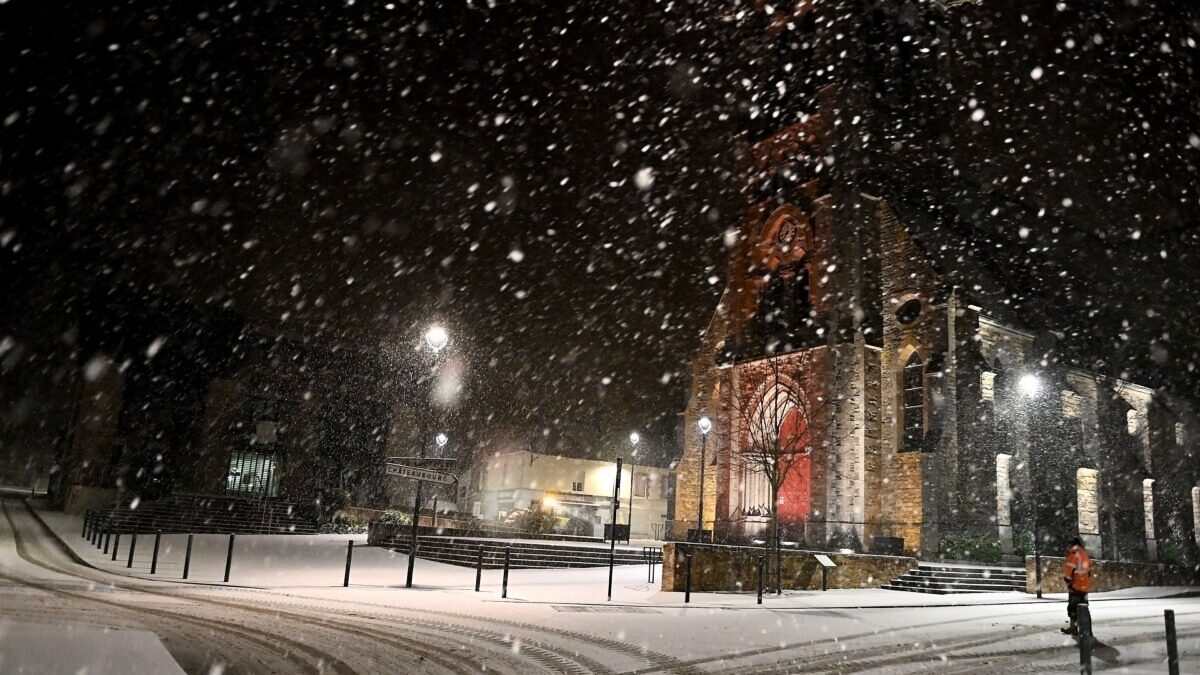 plongez au cœur de l'aveyron en hiver, où des paysages enneigés et des températures rigoureuses transforment la nature en un véritable tableau féerique. découvrez les activités hivernales, les marchés de noël et l'authenticité des villages, tout en profitant d'un cadre naturel exceptionnel.