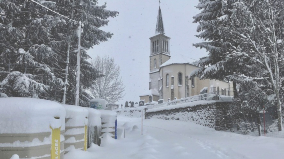 découvrez la magie de la neige en lozère, un véritable paradis hivernal pour les amateurs de paysages enneigés et d'activités de plein air. que ce soit pour le ski, la randonnée ou la détente, la lozère vous offre des panoramas époustouflants et des moments inoubliables.