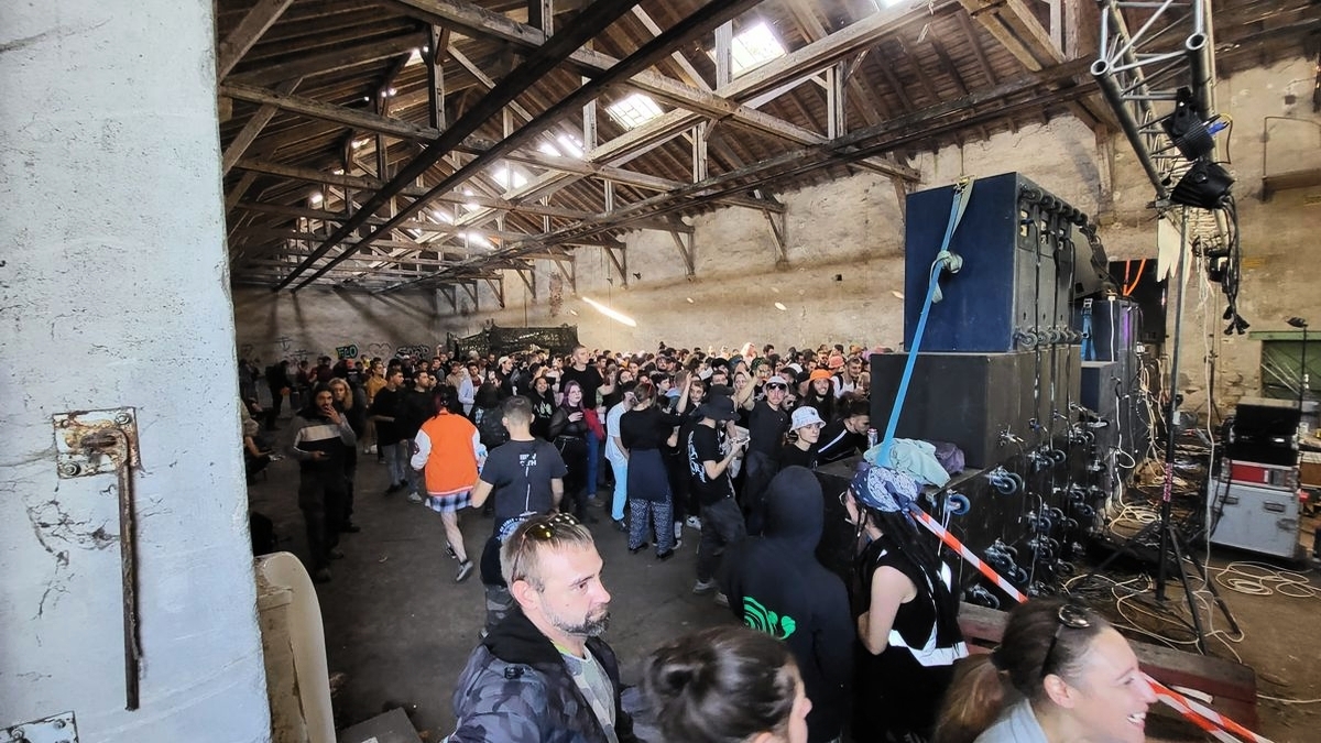 plongez dans l'ambiance électrisante d'une rave party en aveyron avec 1000 fêtards réunis pour une nuit mémorable. malgré le froid préoccupant, la musique et l'énergie collective chauffent l'atmosphère, offrant une expérience unique au cœur de la nature. ne manquez pas cet événement spectaculaire qui promet de rassembler les passionnés de musique underground!