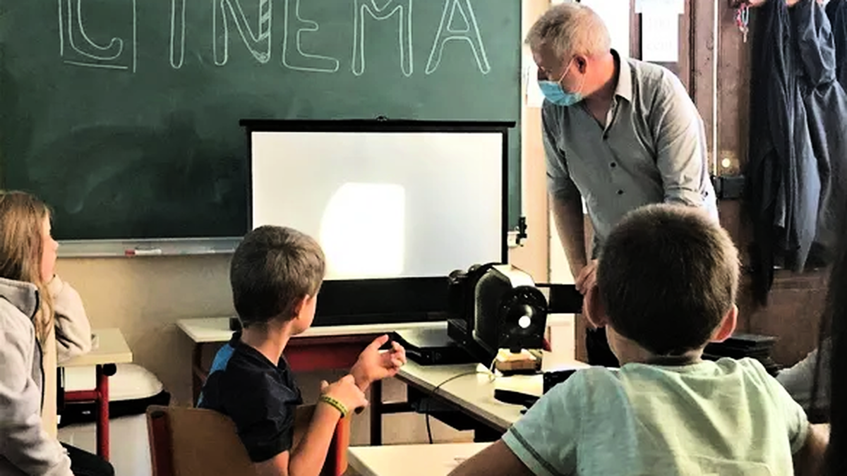 découvrez l'histoire d'un élève victime d'une vidéo impliquant un enseignant qui a été suspendu. cette situation intrigante soulève des questions sur la responsabilité et le rôle des éducateurs, ainsi que sur l'impact des médias sur la vie scolaire. suivez les détails de cette affaire qui fait grand bruit.