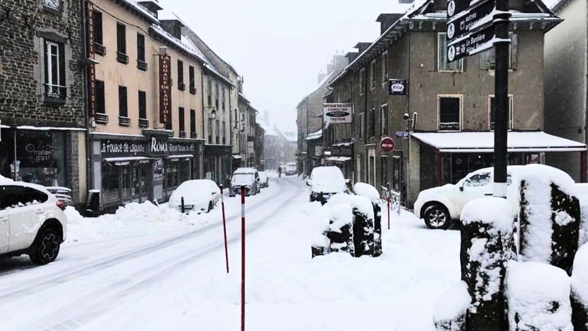 préparez-vous à un week-end enchanteur en aveyron avec l'arrivée de la neige ! découvrez les lieux incontournables pour profiter des activités hivernales, des paysages féériques et des moments de détente au cœur de cette belle région. ne manquez pas cette occasion de vivre des souvenirs inoubliables sous la neige !