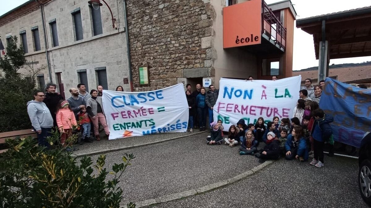 découvrez les classes à risque de fermeture dans le tarn. cette analyse approfondie examine les enjeux et conséquences pour les élèves et les établissements scolaires, ainsi que les solutions envisagées pour maintenir l'offre éducative. informez-vous sur cette situation préoccupante et les actions possibles.