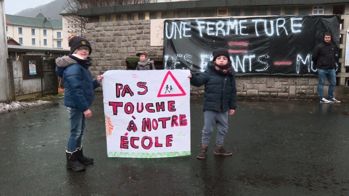 découvrez les récents événements inquiétants concernant la sécurité des écoles dans l'aveyron. ce phénomène alarmant soulève des préoccupations importantes pour les élèves, les parents et les équipes éducatives. informez-vous sur les mesures mises en place pour garantir la protection de nos jeunes dans cette région.