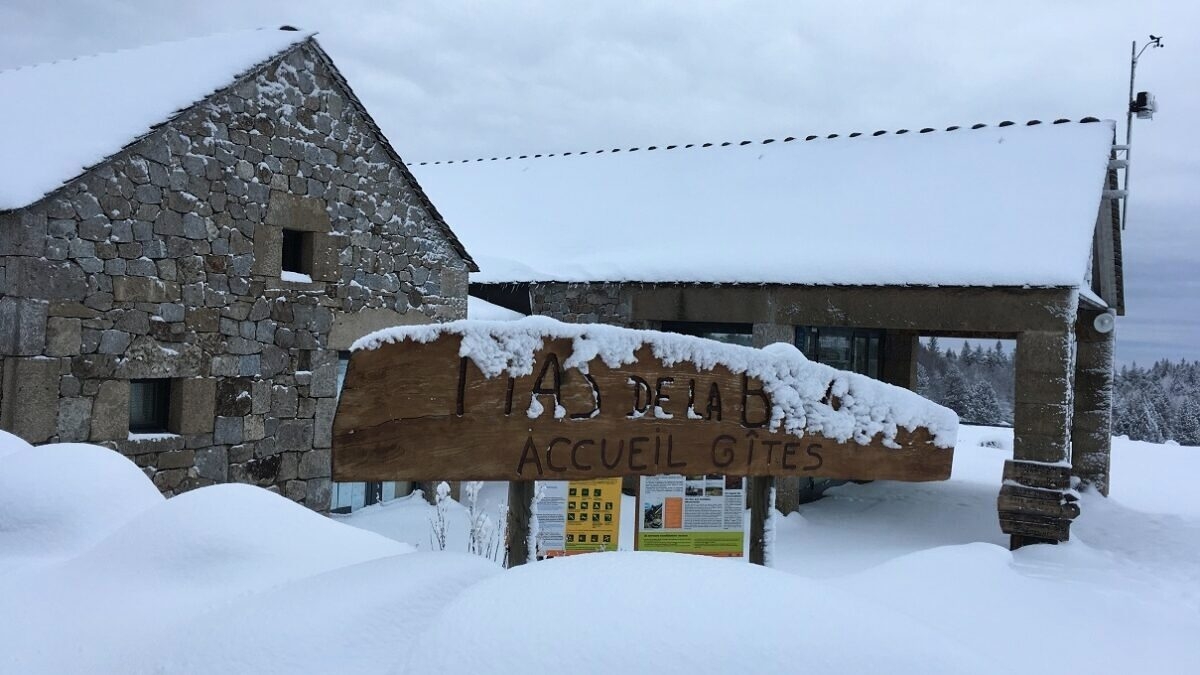 découvrez la beauté magnétique de la lozère enneigée, où les paysages hivernaux se mêlent aux charmants villages, offrant une expérience unique entre nature et sérénité. parfait pour les amateurs de randonnée, de sports d'hiver et de moments de détente au cœur d'une nature préservée.