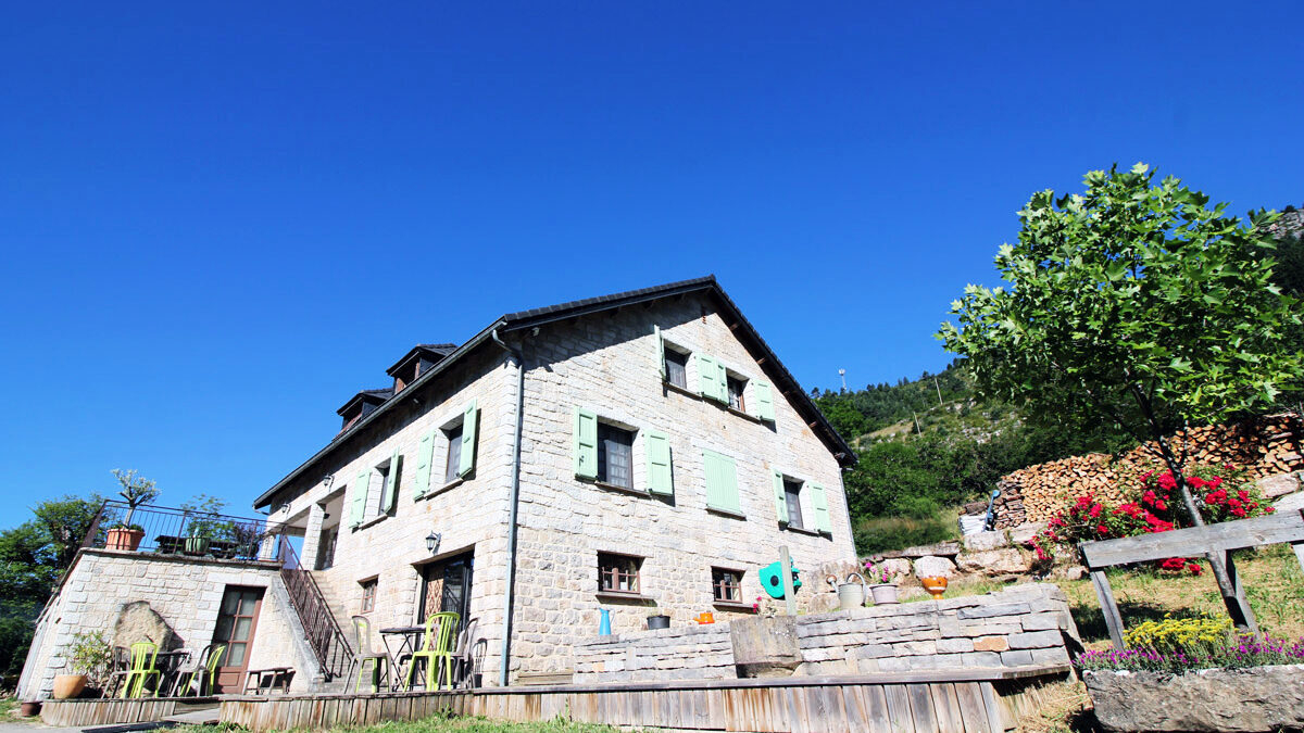 découvrez notre gîte nature en lozère, un havre de paix au cœur des paysages préservés. profitez d'un séjour ressourçant, entre randonnées, faune et flore exceptionnelles, tout en savourant le confort et l'authenticité de notre hébergement. idéal pour les amoureux de la nature et les aventuriers.