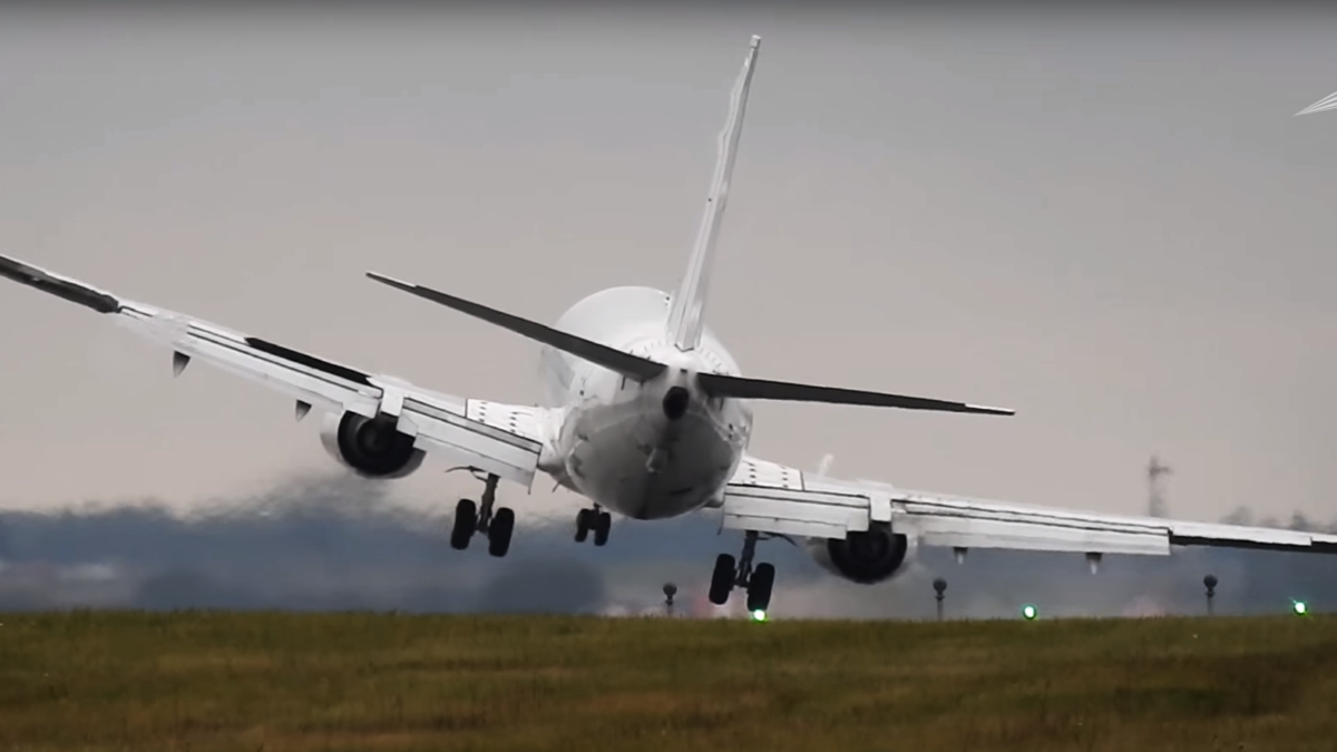 découvrez l'incroyable atterrissage d'un avion dans le tarn où les rebonds spectaculaires ont captivé l'attention des passionnés d'aviation. plongez dans cet événement fascinant qui a marqué les esprits et suscité des réactions sur le net.