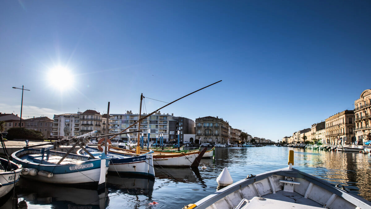découvrez sète, une ville enchanteresse où la douceur de vivre s'exprime à travers ses paysages pittoresques, sa gastronomie méditerranéenne et ses traditions maritimes. plongez dans ce coin de paradis et laissez-vous séduire par son ambiance relaxante.