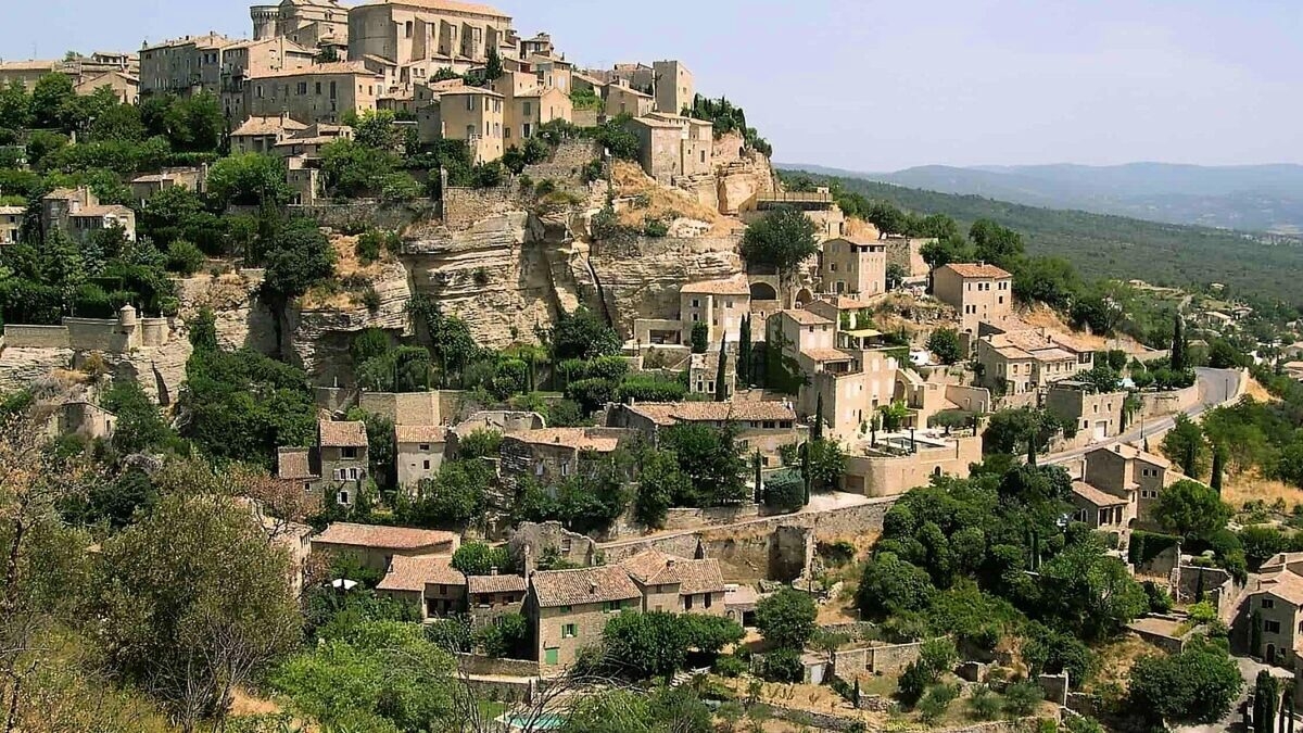 découvrez l'enchantement des villages médiévaux, où l'histoire prend vie à travers des ruelles pavées, des châteaux majestueux et une architecture fascinante. plongez dans l'authenticité de ces lieux chargés d'héritage culturel et profitez de balades captivantes au cœur du moyen âge.