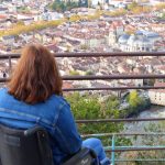 découvrez l'accessibilité des lieux touristiques : informations essentielles pour faciliter vos visites, que vous soyez en fauteuil roulant, en poussette ou avec des besoins spécifiques. profitez pleinement de chaque destination avec notre guide complet sur l'accessibilité.