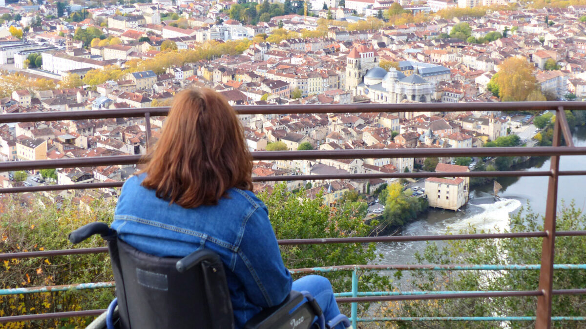 découvrez l'accessibilité des lieux touristiques : informations essentielles pour faciliter vos visites, que vous soyez en fauteuil roulant, en poussette ou avec des besoins spécifiques. profitez pleinement de chaque destination avec notre guide complet sur l'accessibilité.