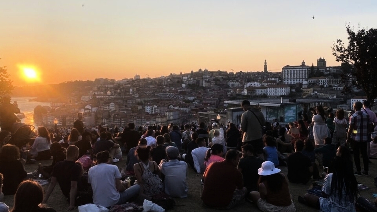découvrez l'aéroport rodez-aveyron, votre porte d'entrée vers la magnifique région de l'aveyron. profitez de liaisons aériennes pratiques, de services modernes et d'une ambiance accueillante pour un voyage réussi. idéal pour les voyageurs d'affaires et de loisirs.