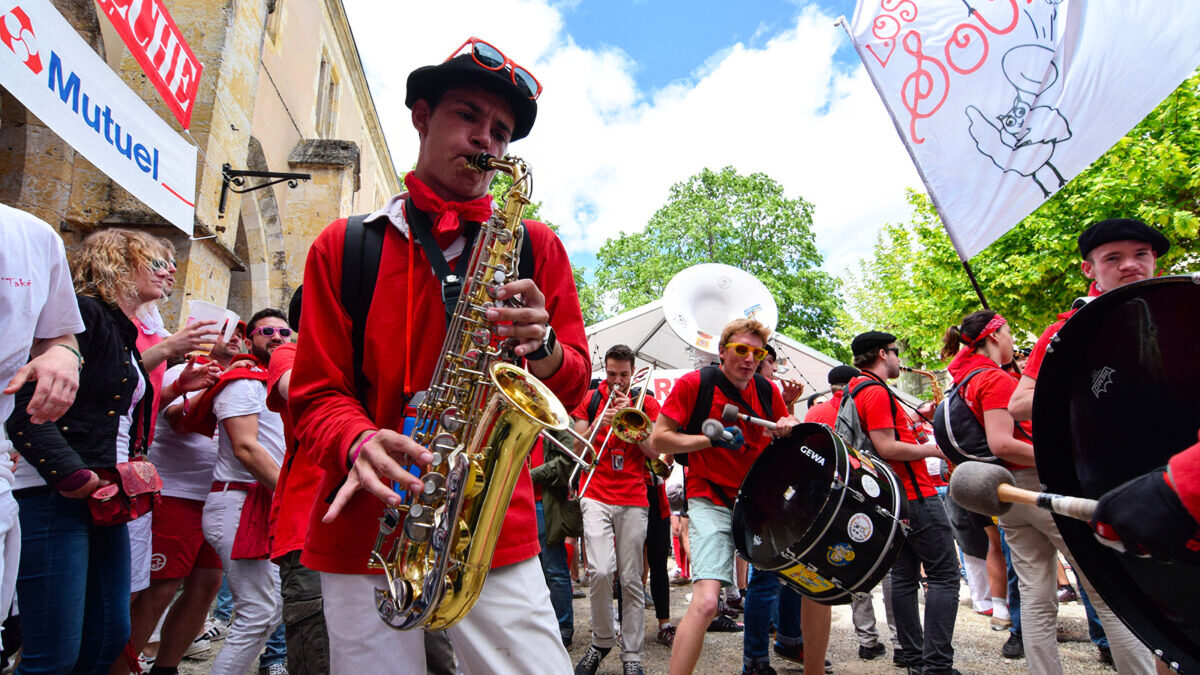 découvrez l'univers vibrant de banda aveyron, une formation musicale passionnée qui incarne l'esprit festif et chaleureux de l'aveyron à travers ses concerts en plein air et ses performances énergiques. rejoignez-nous pour une expérience musicale unique, alliant tradition et modernité, et laissez-vous emporter par la joie et la convivialité de nos événements.