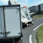 découvrez l'incident surprenant d'un camion de piscine renversé. plongez dans les détails de cette situation inattendue, avec des photos captivantes et des témoignages sur les conséquences inattendues de cet événement.