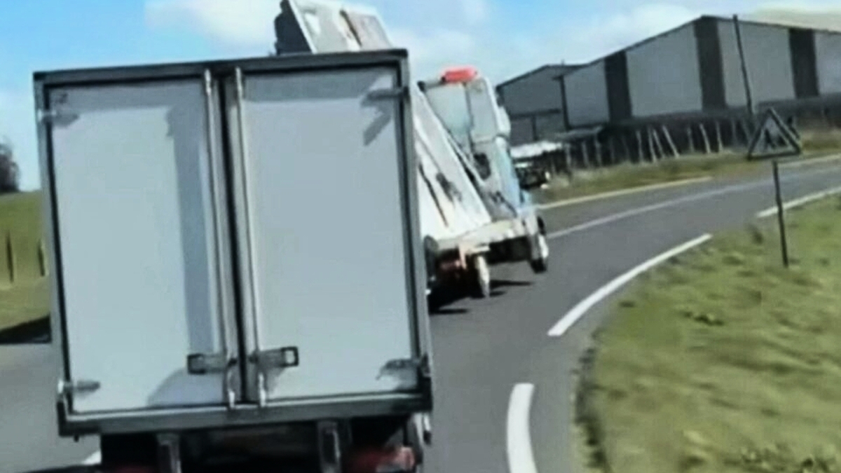 découvrez l'incident surprenant d'un camion de piscine renversé. plongez dans les détails de cette situation inattendue, avec des photos captivantes et des témoignages sur les conséquences inattendues de cet événement.