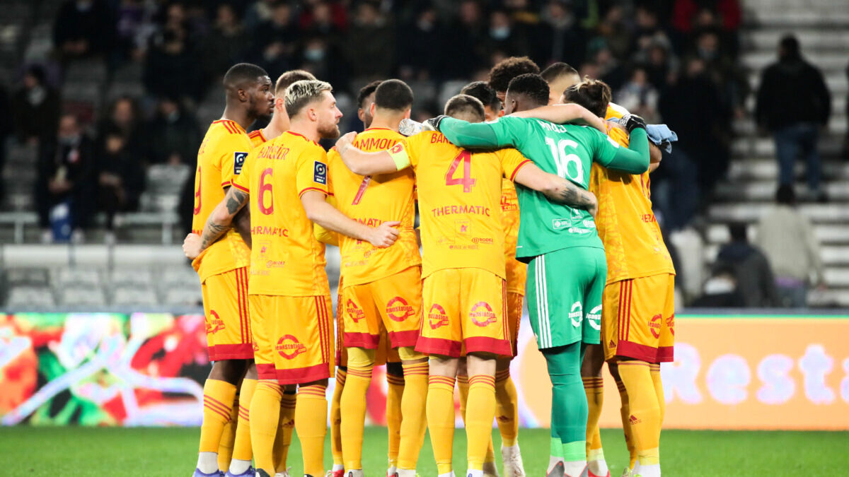 dunkerque subit une défaite contre rodez lors d'un match palpitant. découvrez les moments forts de cette rencontre ainsi que les analyses des performances des deux équipes.