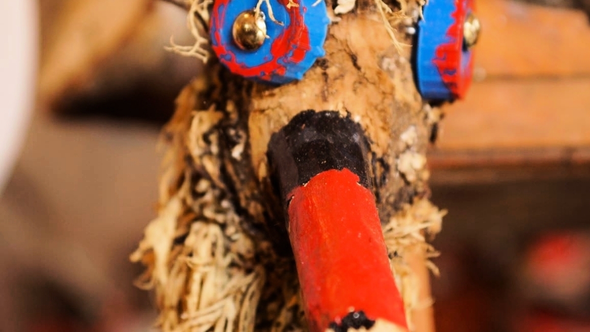 découvrez l'épouvantail emblématique de la lozère, une figure unique qui allie tradition et art rural. cet élément de décoration champêtre attire les regards tout en protégeant les cultures des oiseaux. plongez dans l'univers pittoresque de la campagne lozérienne et laissez-vous séduire par le charme de cet artisanat local.