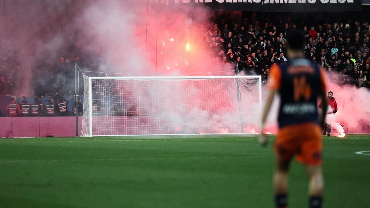 découvrez les dernières interruptions et moments clés du match entre montpellier et saint-étienne. revivez les événements marquants de cette rencontre et restez informé des détails importants.