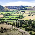 découvrez la lozère, une région préservée où quatre classes de paysages uniques coexistent. une invitation à explorer des sites naturels saisissants, à profiter d'activités authentiques et à plonger dans un riche patrimoine culturel. idéal pour les amoureux de la nature et les adeptes de tranquillité.