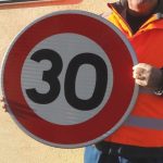 découvrez les enjeux de l'opposition à la vitesse limitée à 30 km/h en milieu urbain. analyse des arguments pour et contre cette mesure, impact sur la sécurité routière, et perspectives d'amélioration de la qualité de vie dans nos villes.